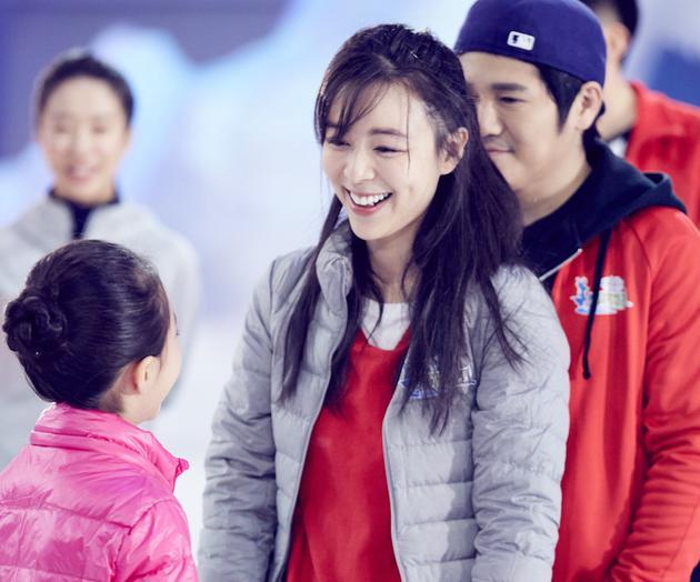 《跨界冰雪王》助教意外受伤 张静初现其暖心属性