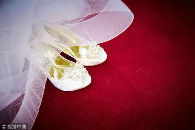 9岁女孩胸部发育、身高超常,医生检查后询问: