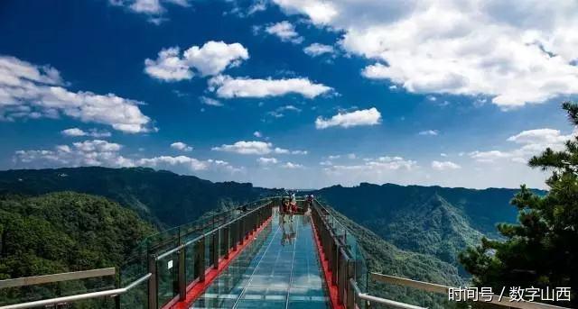 太原第一条玻璃栈道在台邰山景区开建,总长度