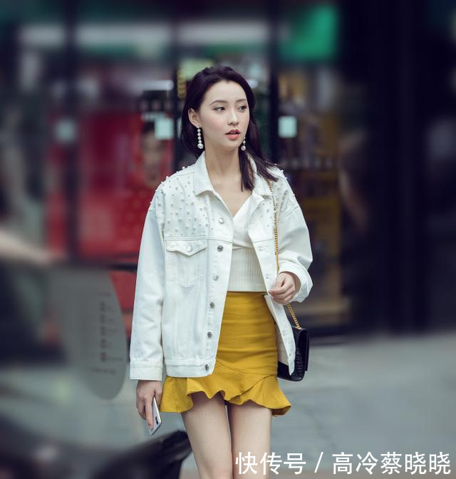 路人街拍,美女穿包臀裙身材完美气质佳,路人频