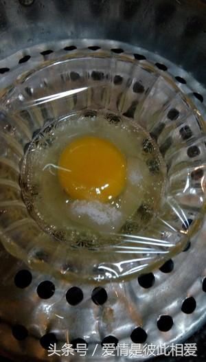 鸡蛋敲碎,开水滚一下,感冒咳嗽喝了就好,孩子好