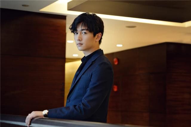 陈晓穿湘绣西装,我能用惊艳这个词语吗?