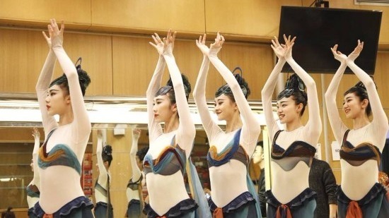 探秘春晚后台演员百态:武术、戏曲演员练功技艺不凡 探秘春晚后台演员百态:武术、戏曲演员练功技艺不凡