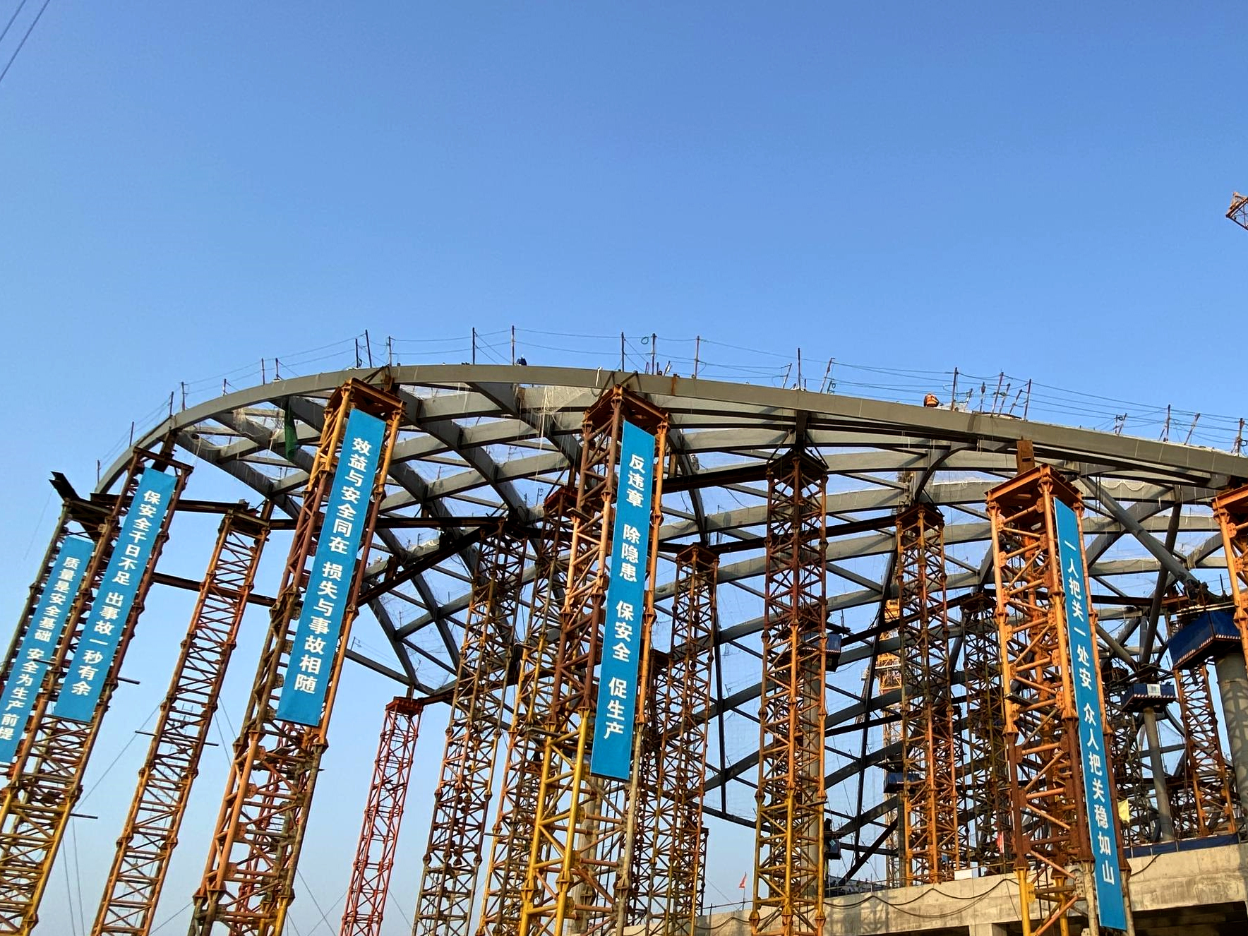 运用标准化胎架施工面对挑战,项目团队迎难而上,采用格构柱支撑,扁担