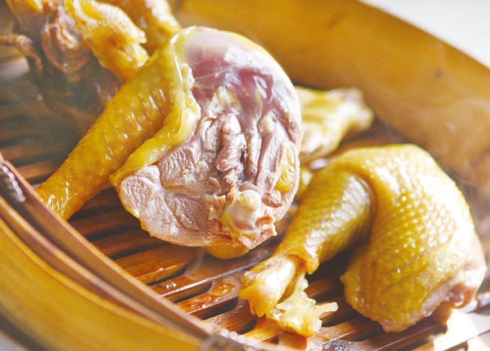 顺德菜是得了蒸菜精髓的,原汁原味的蒸土鸡也可以证明这一点.