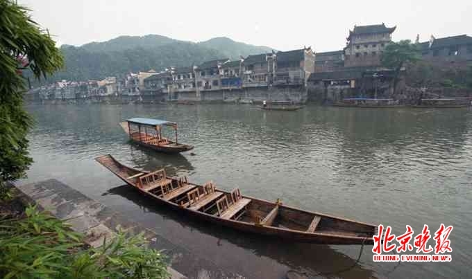 凤凰古城河水变浑赤脚女游客坐地哭闹 民警相劝