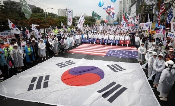 据韩国《东亚日报》29日报道，当天“干政门”案终审宣判，67岁的朴槿惠没有现身法庭，而是待在京畿道的首尔拘留所内。判决结果公布后，狱警告诉了朴槿惠，但被关押29个月的她，反应淡定。