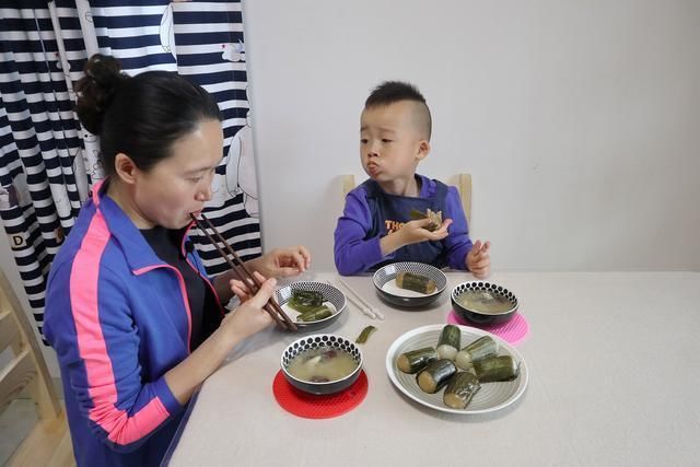 4岁宝宝动手学做早餐:野外采粑叶,包出最香的