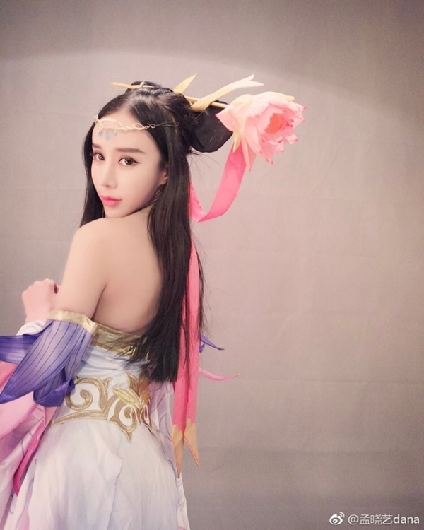 《王者荣耀》有多火?网红cos神还原不知火舞