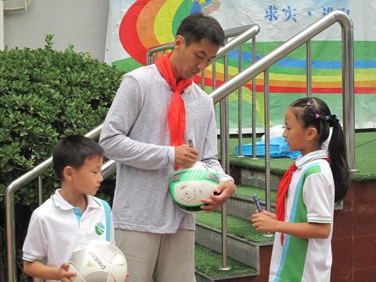 谢朝阳拒绝回应桃色新闻,足球名记总结到位,球