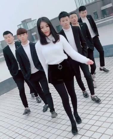 快手网红牌牌琦婚礼派出飞机,被吐槽农村暴发