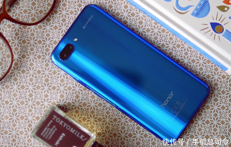 夏天手出汗,苹果指纹解锁失灵?荣耀10:我有人