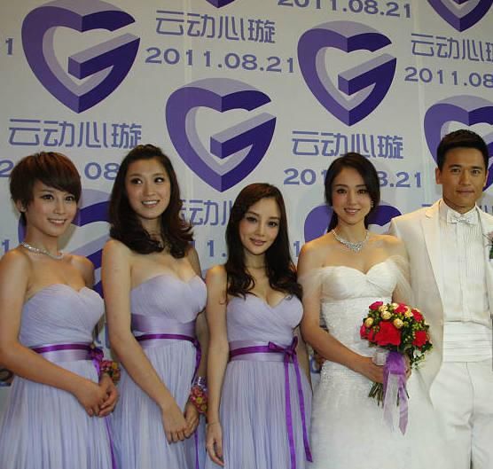 李小璐谢楠七年前当董璇高云翔婚礼伴娘,礼裙同款但风格相差好大