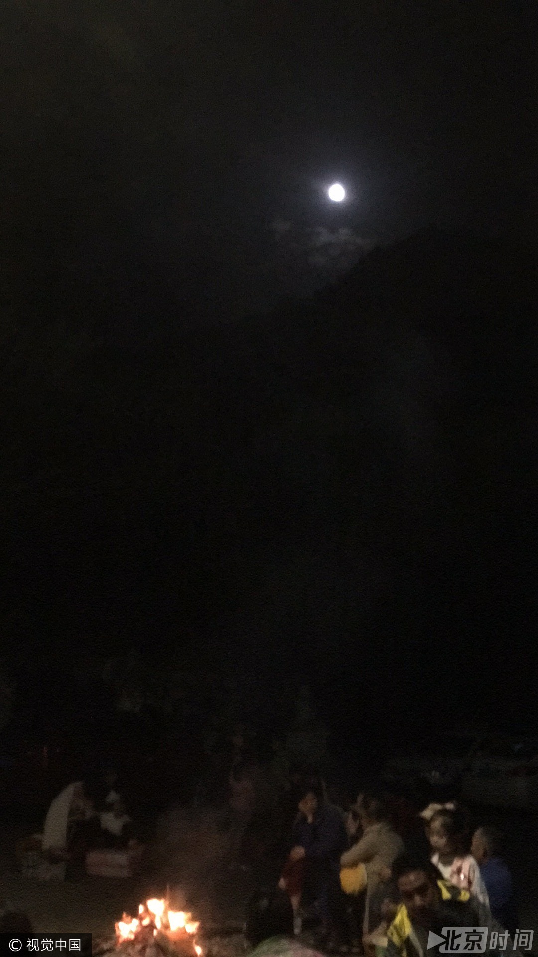 2017年8月8日晚，四川阿坝州九寨沟县漳扎镇301省道，有落石堵塞出景区道路，有车辆被落石砸中，救护车和消防车来回通过。当晚，四川阿坝州九寨沟县发生7级地震，震源深度约20公里。