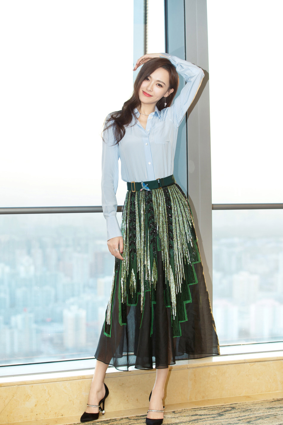 唐嫣衬衫配百褶清新活力