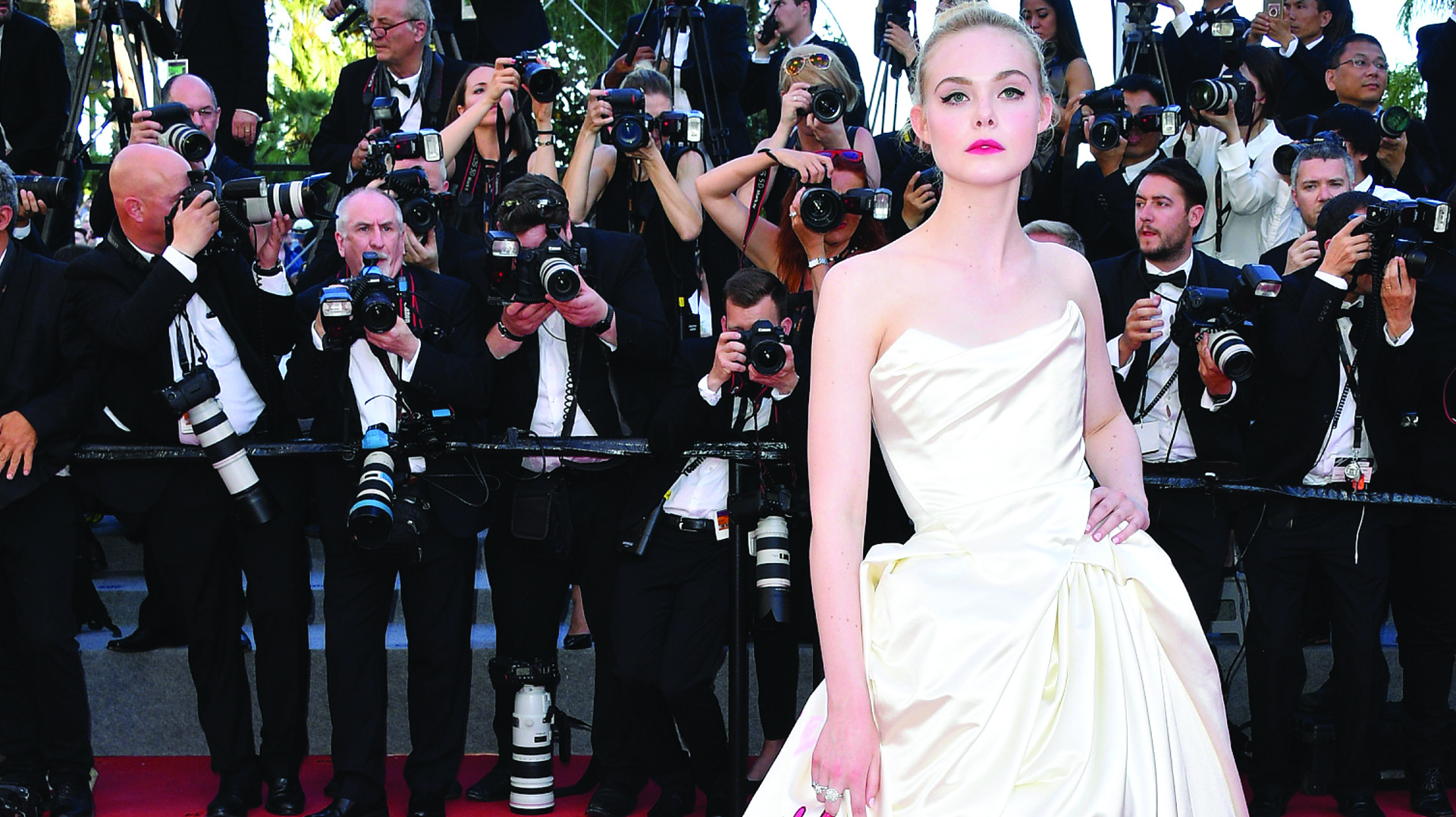 艾丽·范宁：缎面卡通印花抹胸曳地裙，童趣俏皮