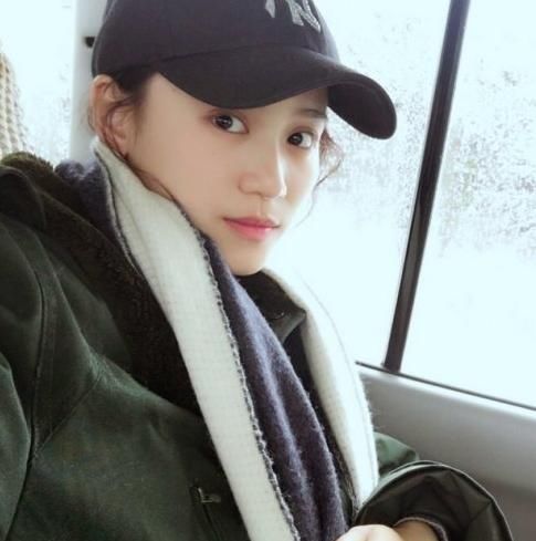卓玛是团里的a角舞蹈演员,后因排练受伤给了何小萍担任a角表演的机会.