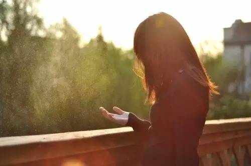 女友经常很晚回家还赚了很多钱 男子赶忙报警