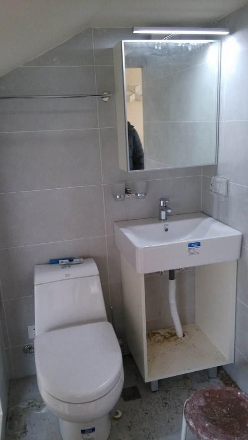 马桶水箱上做柜子,真的是一种新办法!