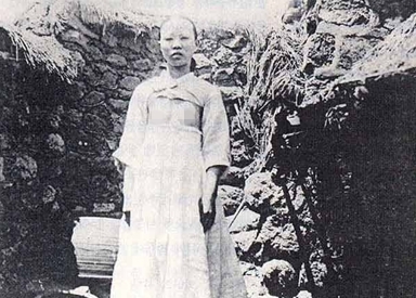 第二个原因则是为了迎合韩国男性，在当时，韩国女性的地位普遍不高，韩国女性争相露乳并以此为美。