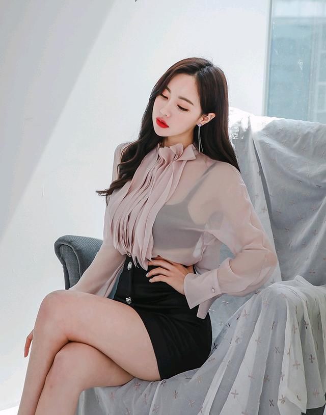 谁,可与长相守,共千秋,一世逍遥游?花开花落,岁