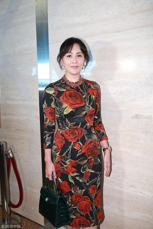 53岁刘嘉玲穿大花裙展复古情怀