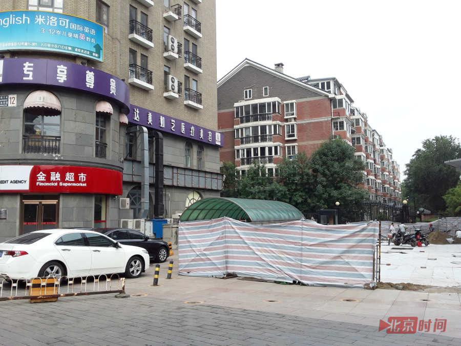 幼儿园校区旁的施工场地，左上角“米洛可”机构就是幼儿园所在地。