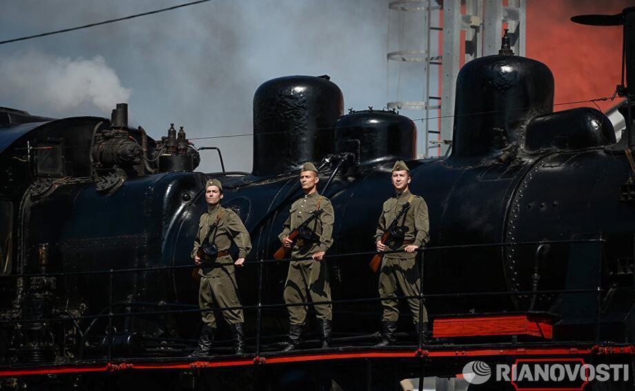 机车阅兵式上的二战场景重演。