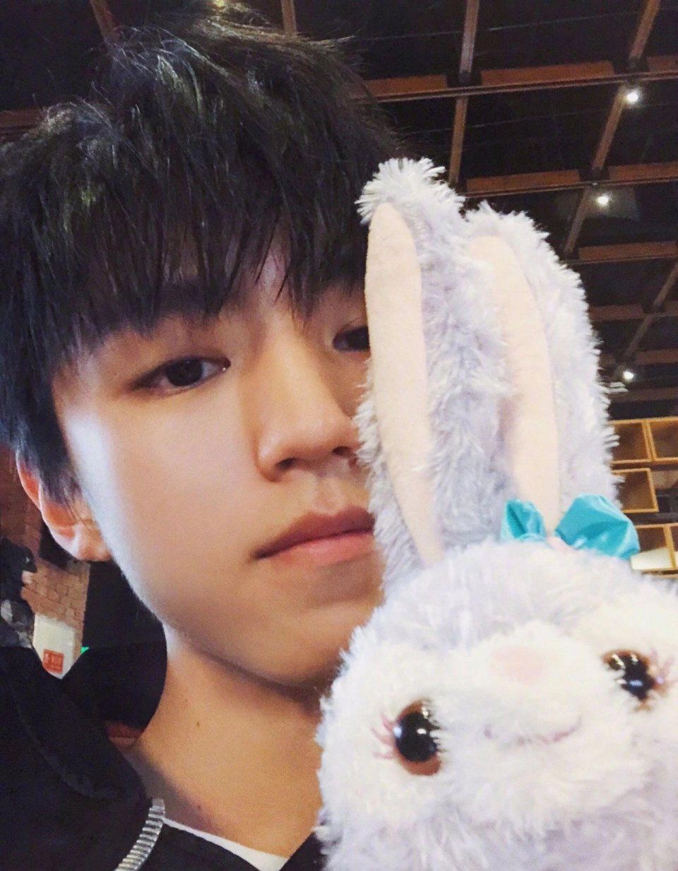 王俊凯发了三张抱娃娃的照片,粉丝立马猜到四