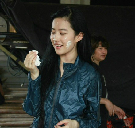 刘亦菲素颜庆生照曝光 脸上糊奶油表情可爱 刘亦菲素颜庆生照曝光 脸上糊奶油表情可爱