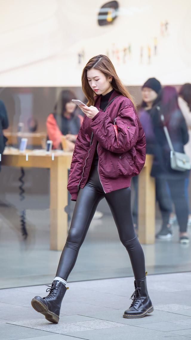 街拍美女:紧身皮裤最时髦,一条皮裤满足你的潮