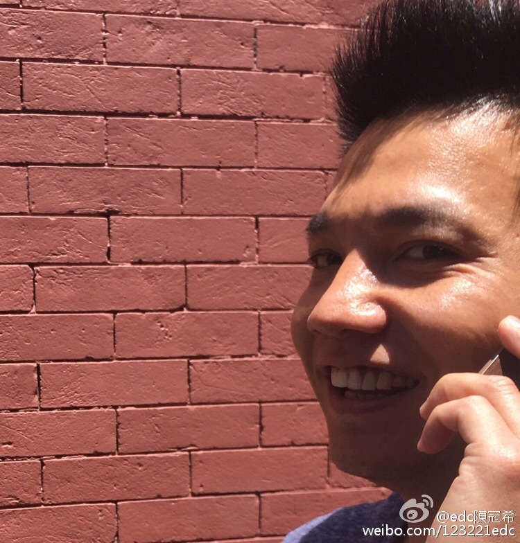 2016年6月22日凌晨，疑似再对狗仔队发飙，陈冠希在微博发文：如果你看到这家伙，请提醒他，他是个白痴、婊子，并配上了该人的侧脸照。