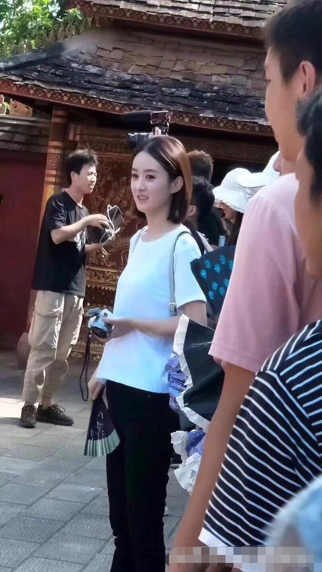 赵丽颖路透照曝光,助理为赵丽颖撑伞,一个小举动被网友怒赞!