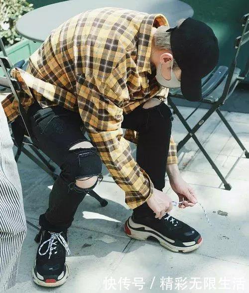 穿朱正廷的T恤范丞丞的外套,陈立农穿蔡徐坤的