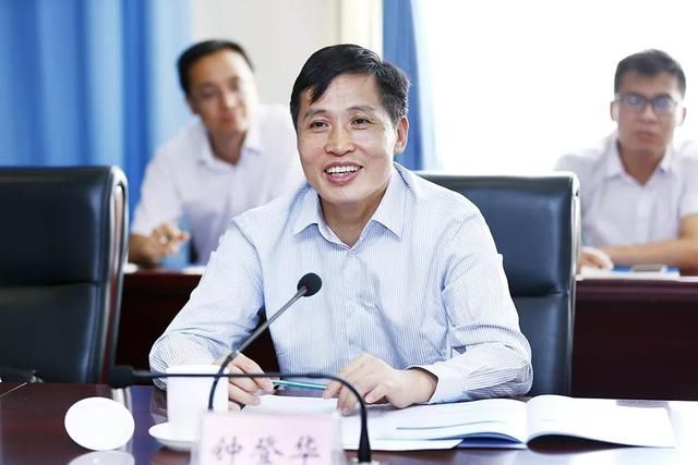 天津大学校长 钟登华 学校供图 陈志文:您是一位杰出的科学家,我们