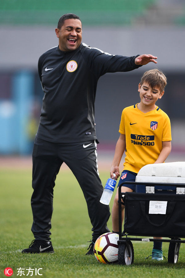 北京人和公开训练 奥古斯托儿子场边练盘带有