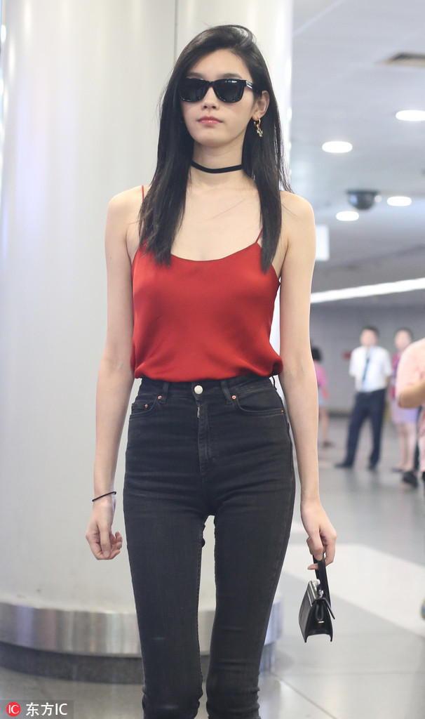 奚梦瑶活泼开朗的性格在国外时尚圈深受好评，古灵精怪的后台靓照在国内外时尚论坛转发不断。她的多才多艺与风趣个性让所有合作者都大加称赞。