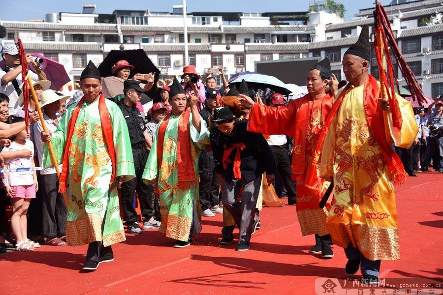 环江:群众穿盛装欢度分龙节(图)