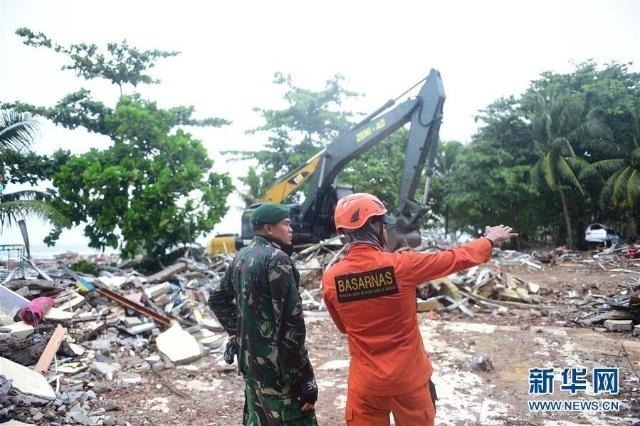 12月25日，救援人员在印尼万丹省清理遭海啸破坏的建筑。 印度尼西亚抗灾署25日通报说，印尼西部巽他海峡22日晚发生的海啸已造成429人遇难，另有超过1.6万人撤离。搜救工作正在紧张进行。 新华社记者 张可任 摄