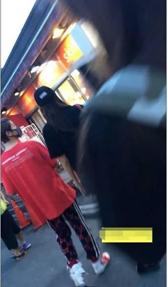 鹿晗关晓彤共度七夕,甜蜜逛街,鹿晗小辫子太可