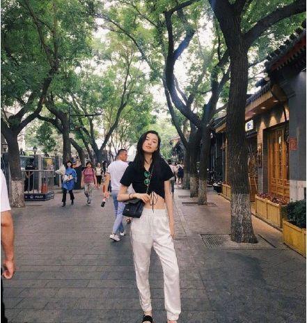 杨幂的筷子腿遇上蒋欣的大象腿,瘦腿真的有