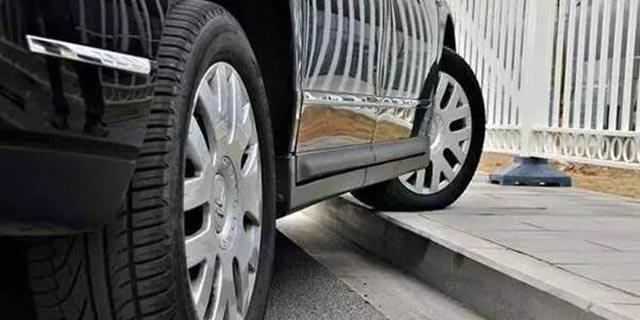 怎么上马路牙子才能不伤车？记住这“三大忌”！远离鼓包隐患