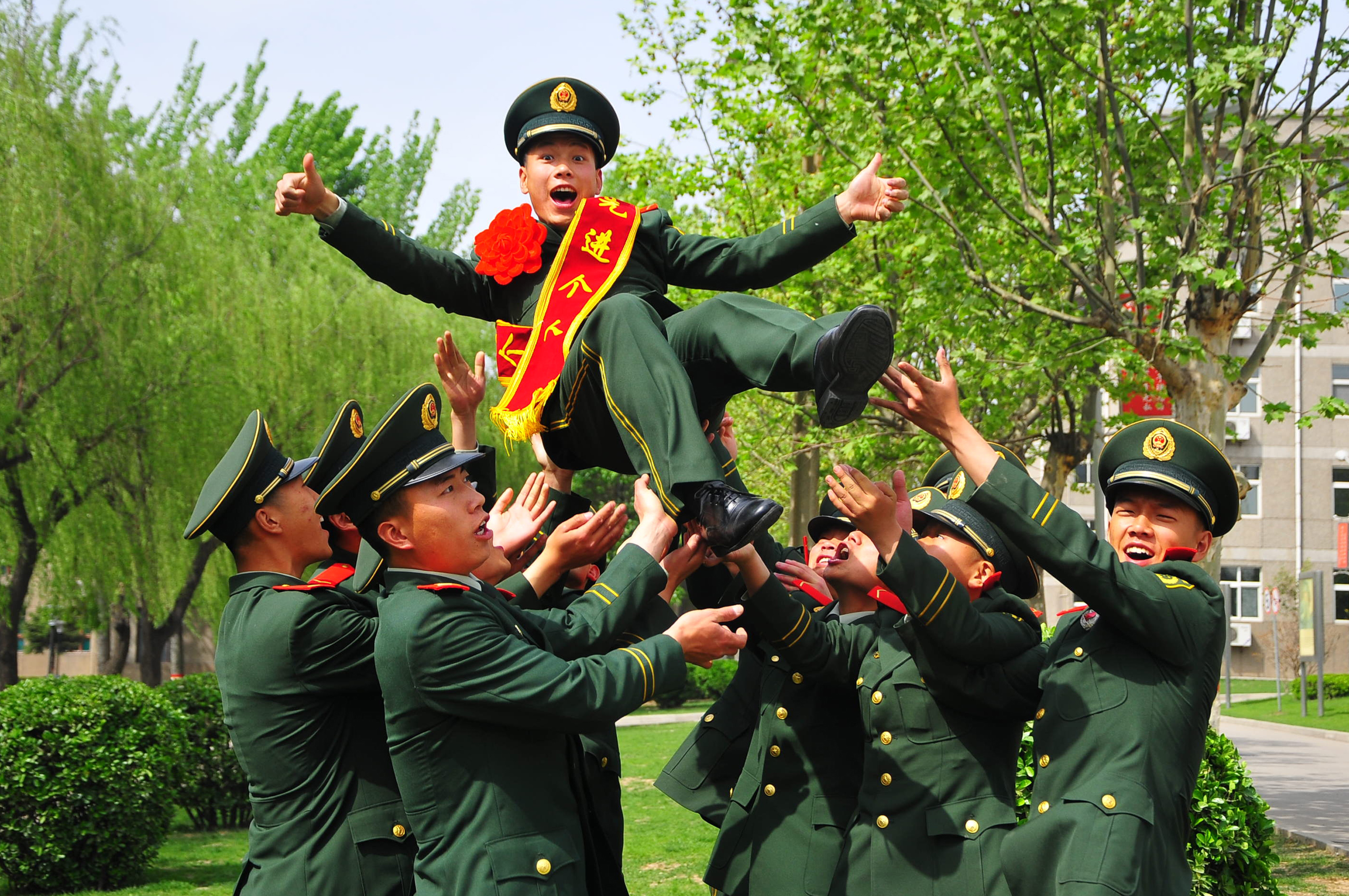 武警陕西总队二支队通过举办“十大优秀士官”评比表彰,激发官兵爱岗敬业、精武强能热情。图为九中队士官李云获奖后与战友分享喜悦。李三磊摄