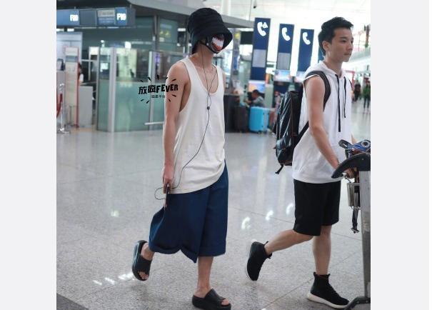 华晨宇谢霆锋霍建华好邋遢,金晨迷之尴尬,在机