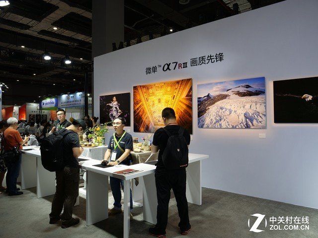 美女主持看P&I 索尼展台体验最贵400定