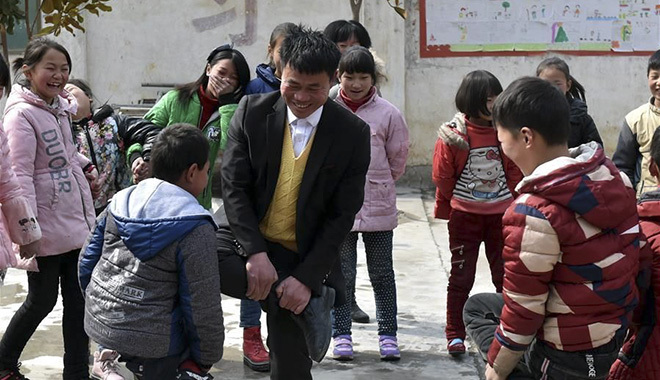 张玉滚:坚守深山17载 照亮山里娃求学之路 张玉滚:坚守深山17载 照亮山里娃求学之路