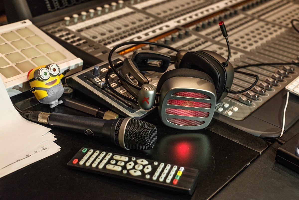 给录音师送游戏耳机,夜访101录音室