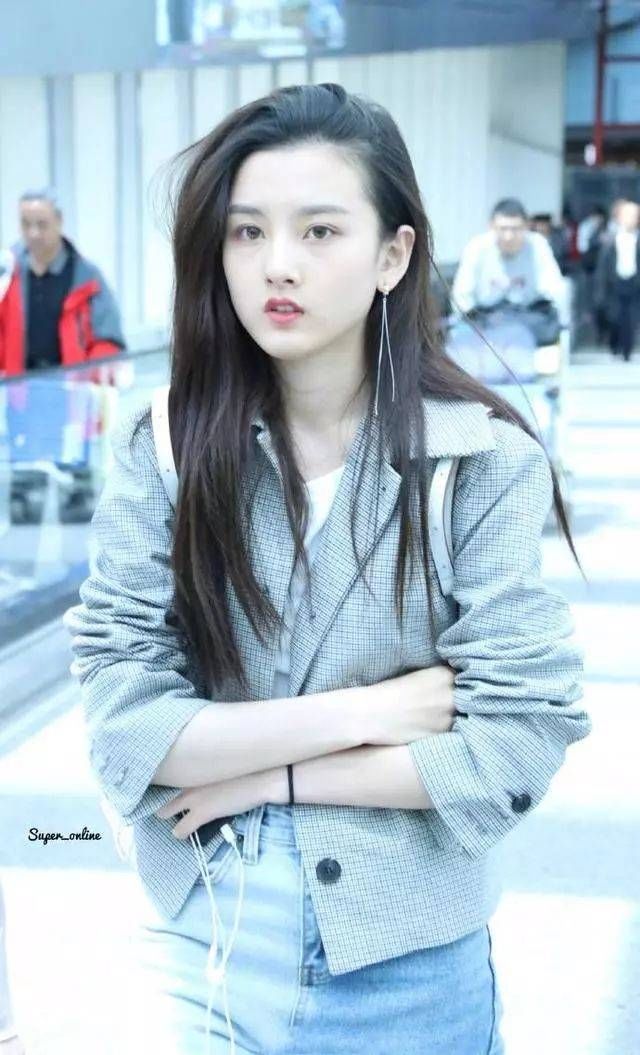 宋祖儿穿紧身裤秀大长腿,网友:豹纹鞋穿的一点