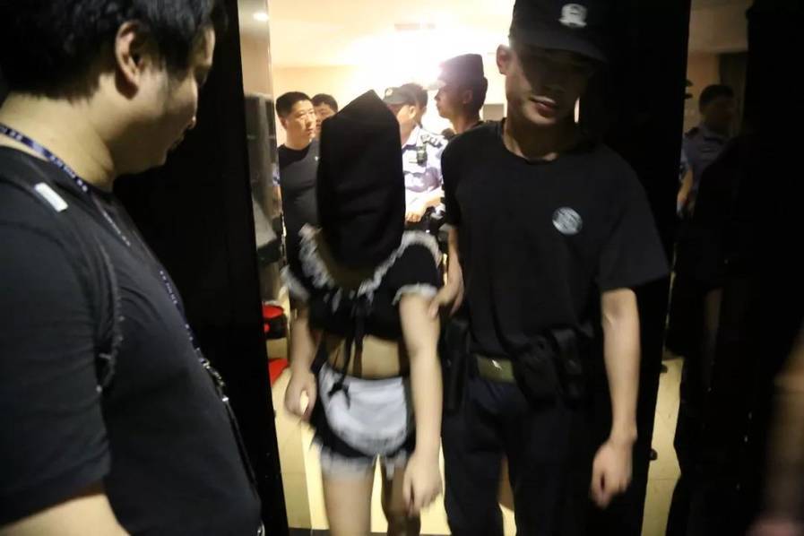 2018年5月上旬，通城县公安局隽水派出所通过深入发动群众获取线索，位于通城县新广场附近某酒店内洗浴中心从事卖淫嫖娼违法犯罪活动。