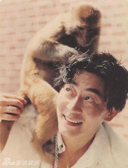 微博曝光“孙悟空”六小龄童年轻时的旧照，照片中六小龄童与猴子亲密接触，年轻时面容英俊，风采不输当今大火的小鲜肉们。